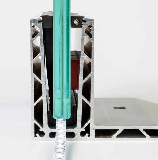 Technischer Schnitt des Modells ML-40 — Geländerprofil mit integrierter LED