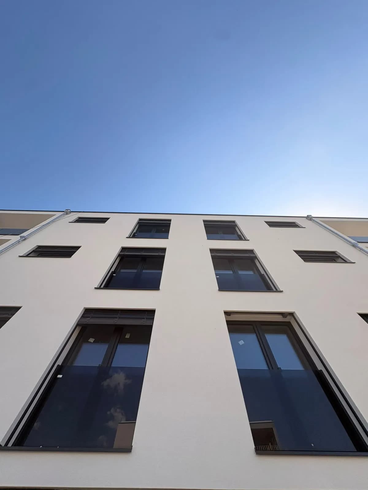Fassade aus der Untersicht, Geschossgeländer