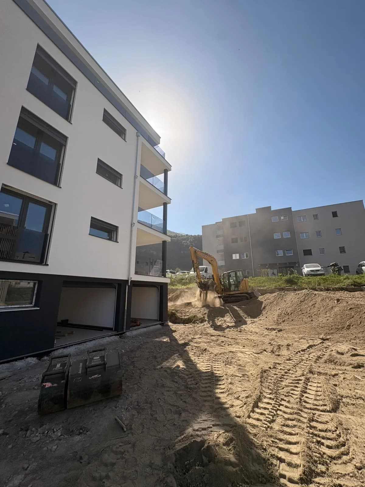Neubau, verglaste Balkone montiert