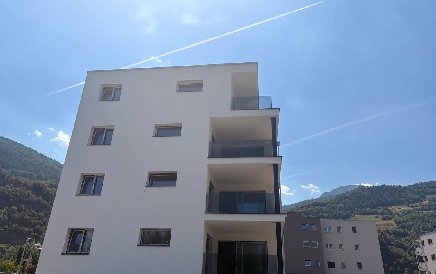 Neubau im Wallis, übereinanderliegende Balkone