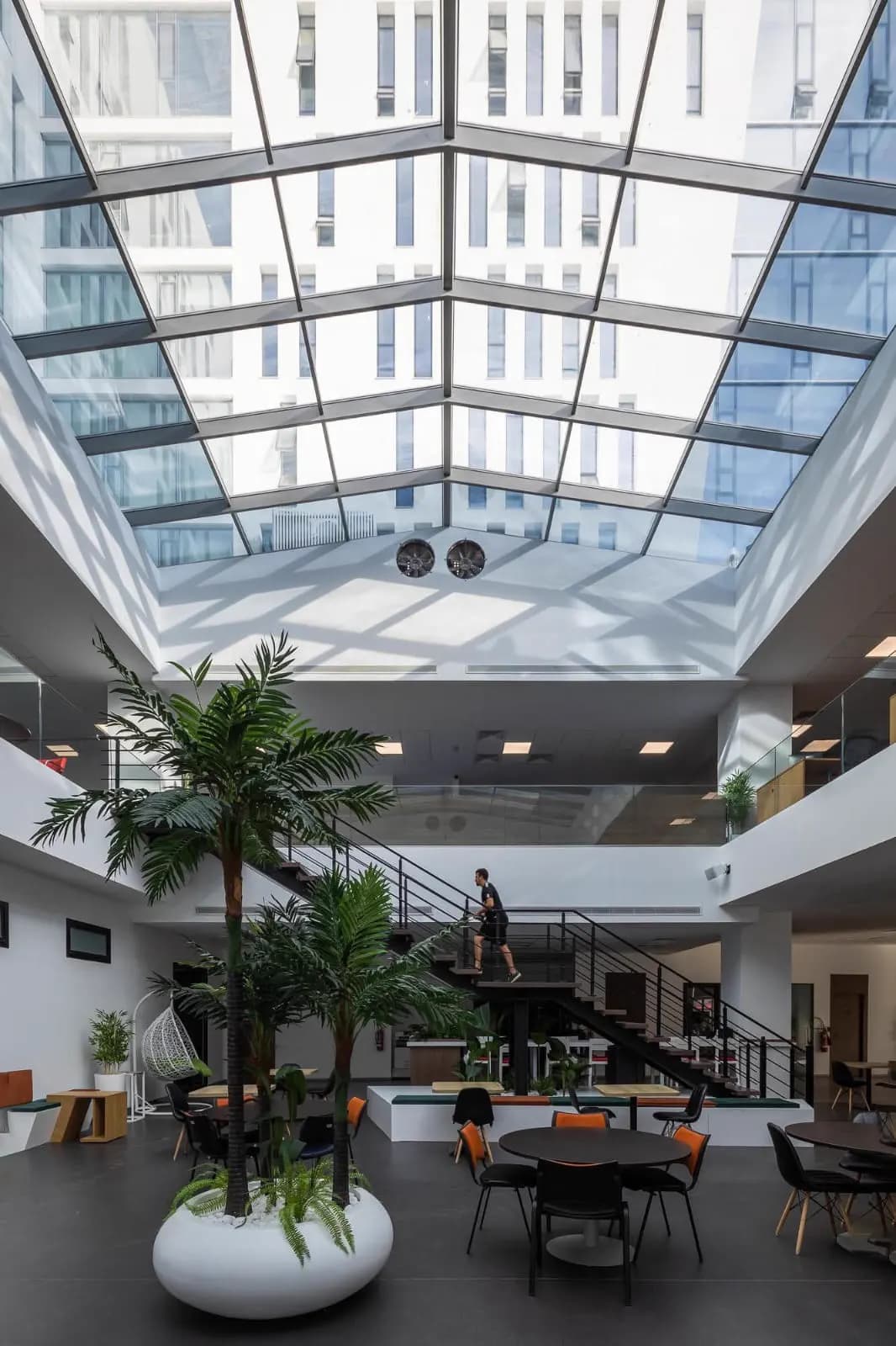 Atrium, Glasdach und Geländer